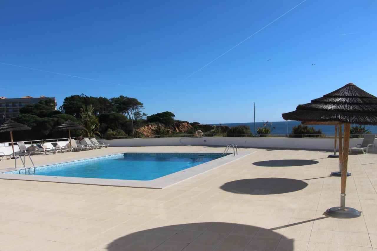 Appartement Logement entier piscine et mer 1 chambre à Olhos de Agua  Extérieur photo